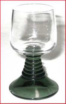 Aperitifglas (8) - ähnlich einem Rotweinglas mit grünem Fuß