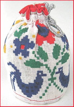 Eierwärmer (2) - aus weißem Stoff mit verschiedenen Mustern